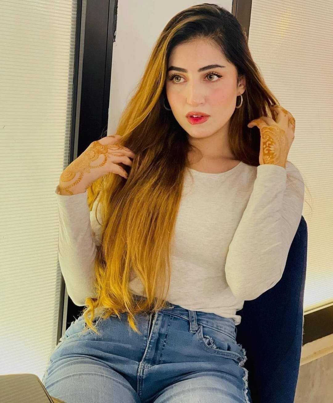 elite-class-escorts-girls-in-rawalpindi-bahria-town-phase-7-good-looking-staff-contact-whatsapp-03279066660-small-2