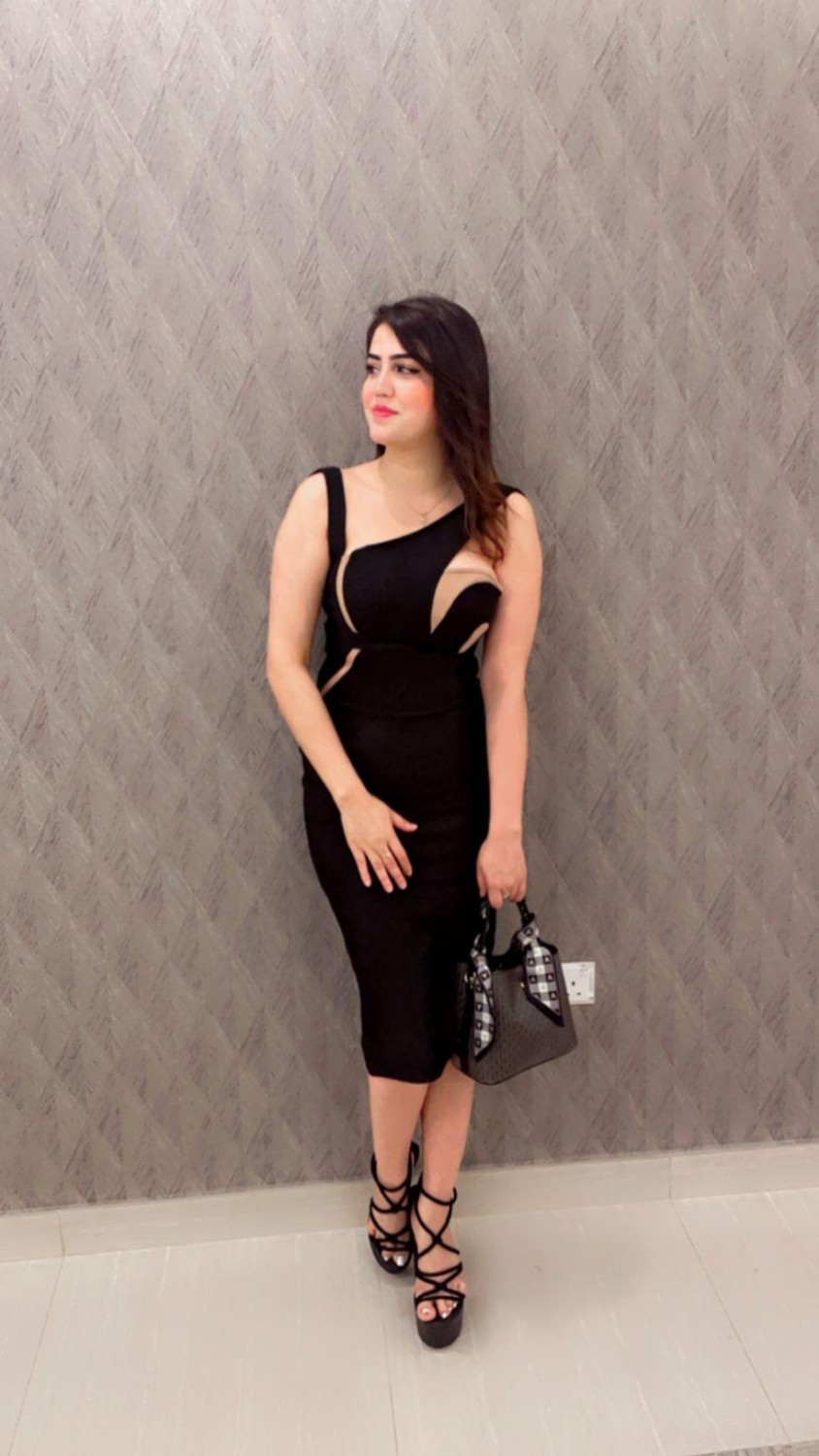 independent-girl-and-bahria-town-small-1